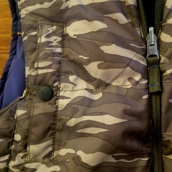 Boys GAP Reversible Vest Size 8 Blue & Camouflage Zip Up THICK & WARM - Picture 3 of 3